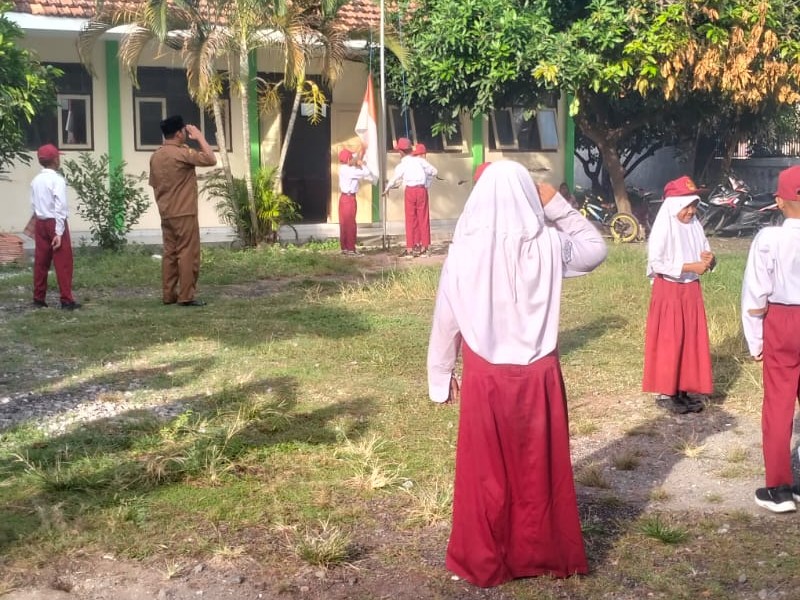 Melaksanakan Upcara Hari Senin